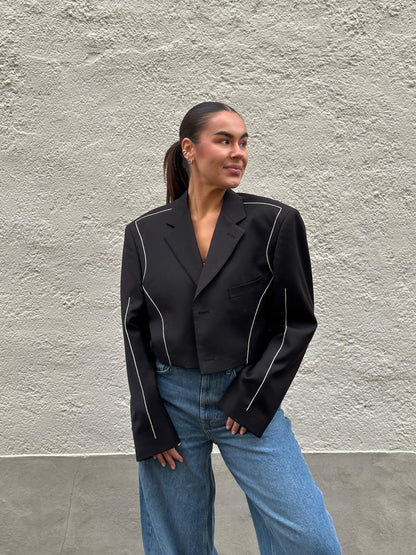 Korte blazer geborduurd