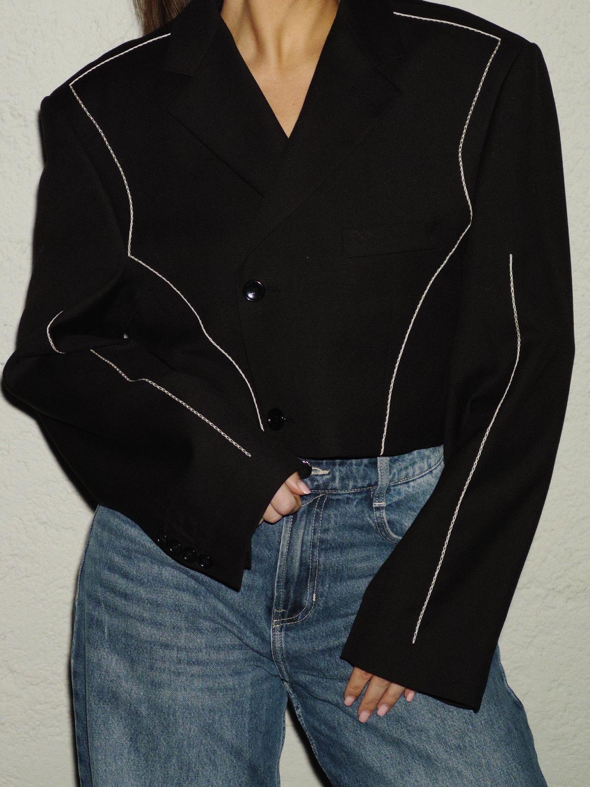 Korte blazer geborduurd